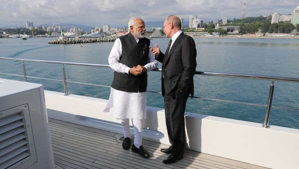Президент РФ Владимир Путин и премьер-министр Республики Индии Нарендра Моди во время морской прогулки на судне. 21 мая 2018