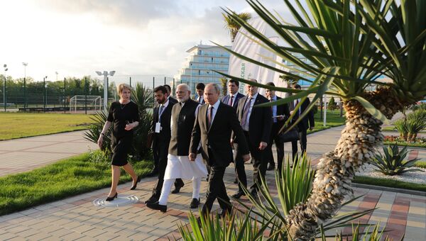 Президент РФ Владимир Путин и премьер-министр Республики Индии Нарендра Моди во время посещения образовательного центра Сириус. 21 мая 2018