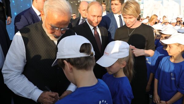 Президент РФ Владимир Путин и премьер-министр Республики Индии Нарендра Моди во время посещения образовательного центра Сириус. 21 мая 2018