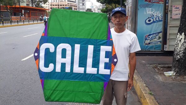 Человек на улицах Каракаса призывает к протестам после выборов президента