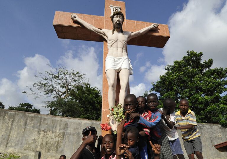 Дети после шествия в Страстную пятницу в Абиджане, Кот-д'Ивуар Дети после шествия в Страстную пятницу в Абиджане, Кот-д'Ивуар