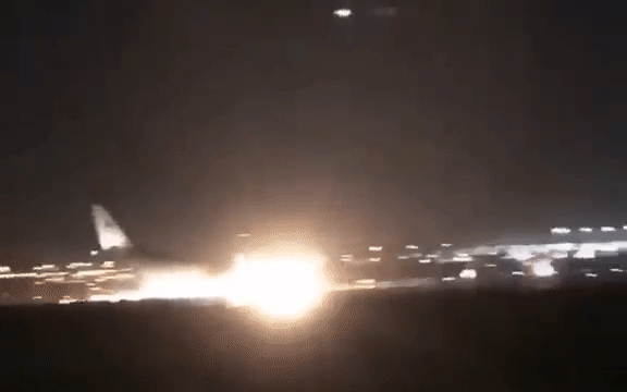 Посадка пассажирского лайнера без шасси в Джидде попала на видео