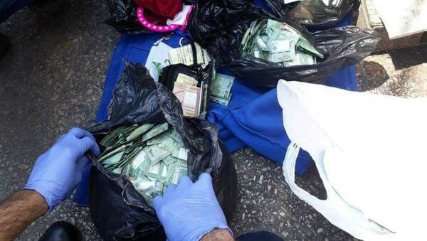 Сумка с деньгами, найденная при обыске машины Фатимы Отман