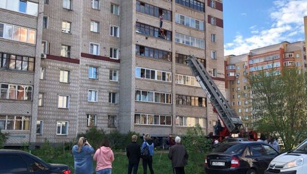 Операция по спасению ребенка, повисшего на карнизе балкона в Кирове