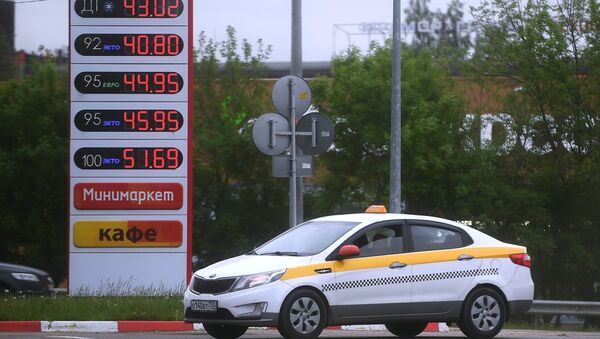 Цены на бензин на одной из автозаправочных станций в Москве. Архивное фото