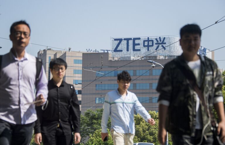 Лого компании ZTE на здании в городе Шанхай, Китай Лого компании ZTE на здании в городе Шанхай, Китай