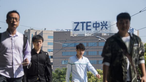 Лого компании ZTE на здании в городе Шанхай, Китай