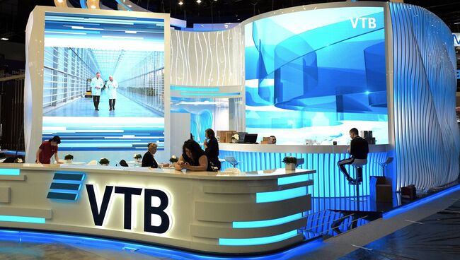 Стенд банка ВТБ в конгрессно-выставочном центре Экспофорум накануне открытия Санкт-Петербургского международного экономического форума