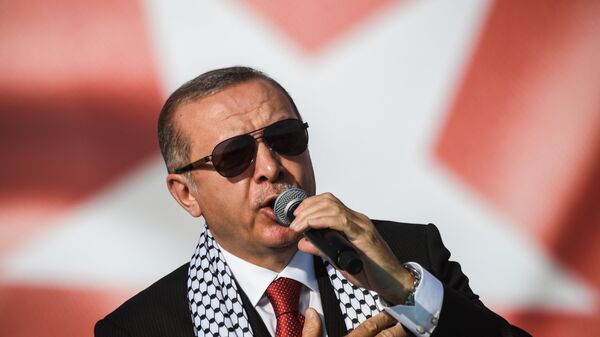 Президент Турции Реджеп Тайип Эрдоган выступает на митинге Стамбуле в связи с убийством палестинских демонстрантов на границе с Газой и Израилем. 18 мая 2018 