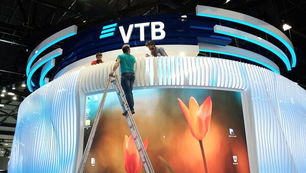 Стенд банка ВТБ в конгрессно-выставочном центре Экспофорум накануне открытия Санкт-Петербургского международного экономического форума