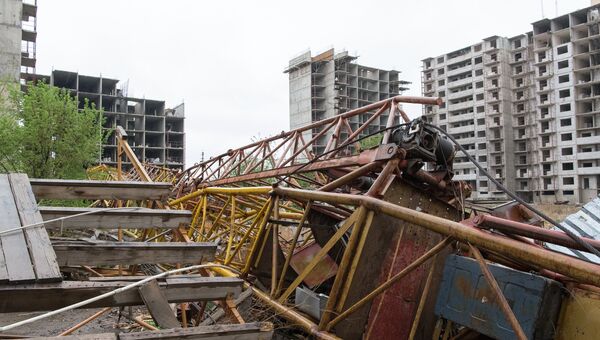 Строительный кран, рухнувший в результате урагана в Астане. 22 мая 2018