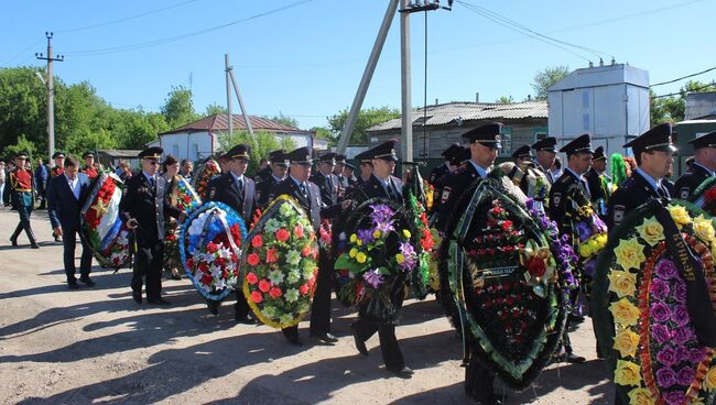 Похороны старшего сержанта полиции Кайрата Рахметова, погибшего при нападении на храм Архангела Михаила в Грозном. Архивное фото