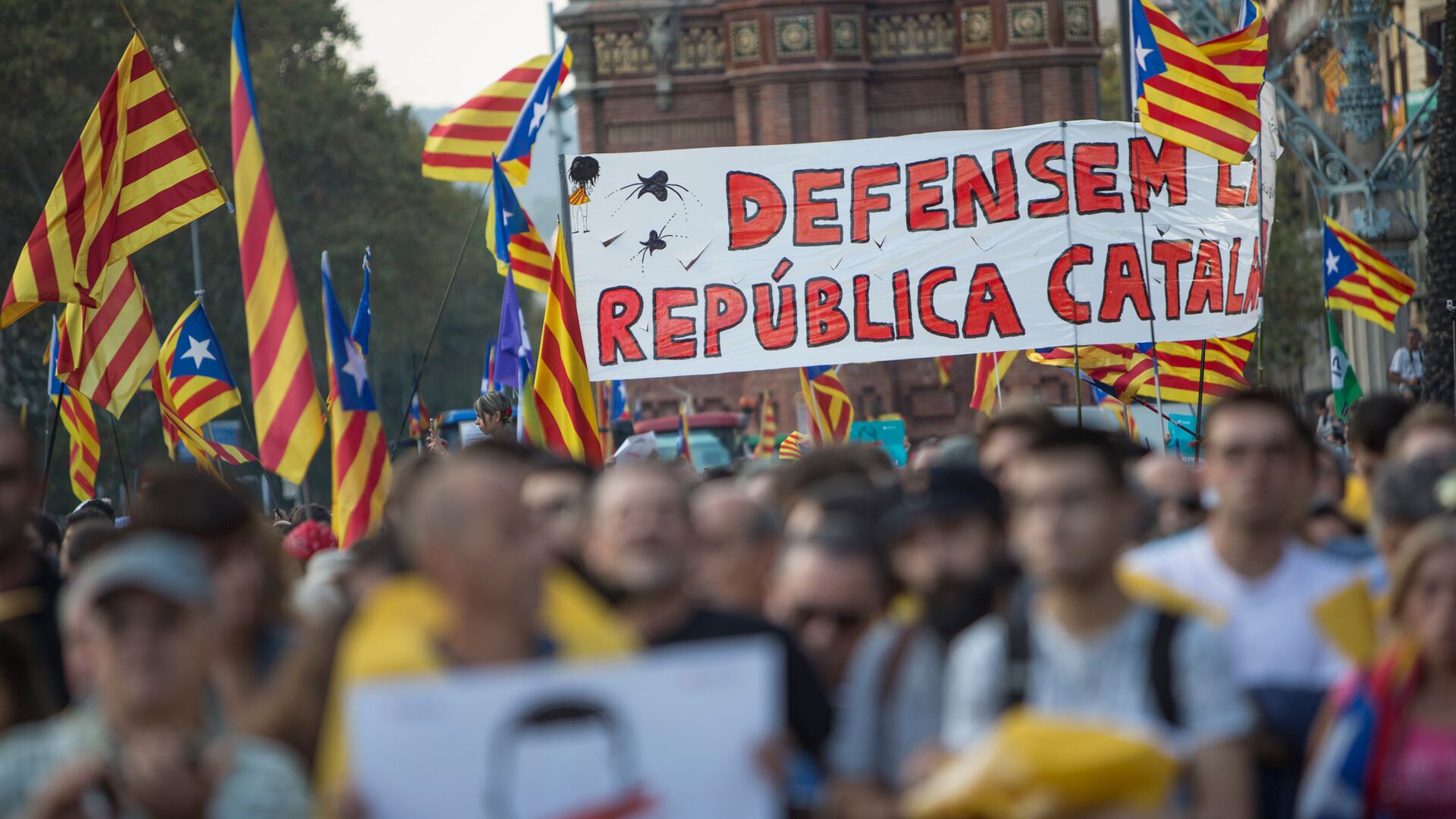 Жители Барселоны в ожидании оглашения парламентом итогов референдума о независимости Каталонии - РИА Новости, 1920, 09.09.2021