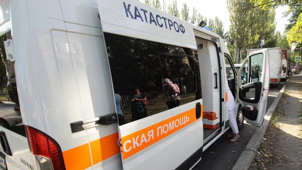 Автомобиль скорой помощи на одной из улиц в Донецке Автомобиль скорой помощи на одной из улиц в Донецке