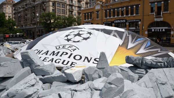 Баннер с символикой Лиги чемпионов УЕФА в Киеве