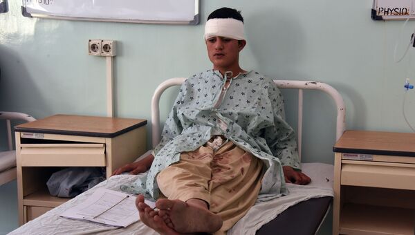 Мужчина, раненый взрывом автомобился в афганском гроде Кандагар, на кровати в больнице. 22 мая 2018