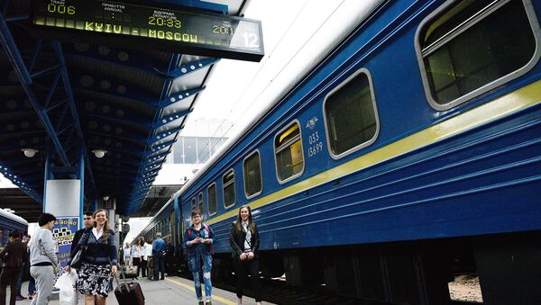 Пассажиры на перроне Центрального железнодорожного вокзала в Киеве. Архивное фото
