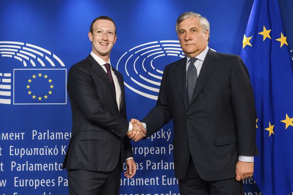 Руководитель компании Facebook Inc. Марк Цукерберг и президент Европарламента Антонио Таяни в парламенте ЕС в Брюсселе, Бельгия. 22 мая 2018 Руководитель компании Facebook Inc. Марк Цукерберг и президент Европарламента Антонио Таяни в парламенте ЕС в Брюсселе, Бельгия. 22 мая 2018