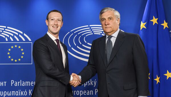 Руководитель компании Facebook Inc. Марк Цукерберг и президент Европарламента Антонио Таяни в парламенте ЕС в Брюсселе, Бельгия. 22 мая 2018