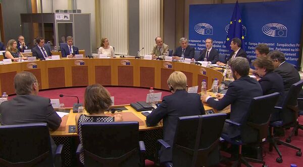 Генеральный директор Facebook Марк Цукерберг в Европарламенте в Брюсселе отвечает на вопросы о ненадлежащем использовании миллионов данных пользователей. 22 мая 2018 Генеральный директор Facebook Марк Цукерберг в Европарламенте в Брюсселе отвечает на вопросы о ненадлежащем использовании миллионов данных пользователей. 22 мая 2018