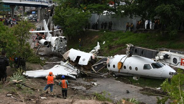 Самолет с пассажирами из Техаса, выкатившийся за пределы взлетно-посадочной полосы, развалился на части после приземления в международном аэропорту Тонконтин в Тегусигальпе, Гондурас. 22 мая 2018