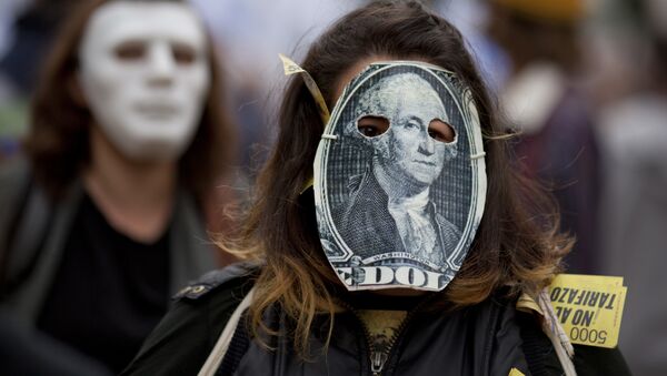 Девушка в маске, стилизованной под стодолларовую банкноту. Архивное фото