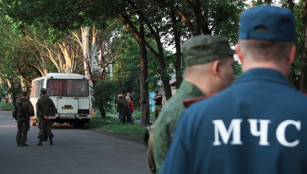 Сотрудники МЧС на месте взрыва рейсового автобуса в городе Дебальцево Донецкой области. 22 мая 2018