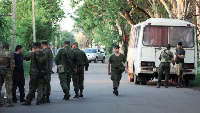 Военные на месте взрыва рейсового автобуса в городе Дебальцево Донецкой области. 22 мая 2018