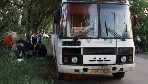 Сотрудники правоохранительных органов на месте взрыва рейсового автобуса в городе Дебальцево Донецкой области. 22 мая 2018
