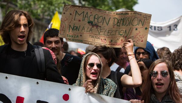 Участники демонстрации в Париже во время общенационального дня протеста французских государственных служащих против экономических реформ президента Франции Эммануэля Макрона. 22 мая 2018