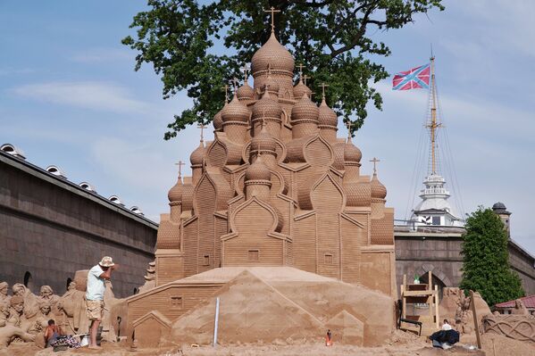 Мастер работает над скульптурой во время подготовки к открытию фестиваля песчаных скульптур в Санкт-Петербурге