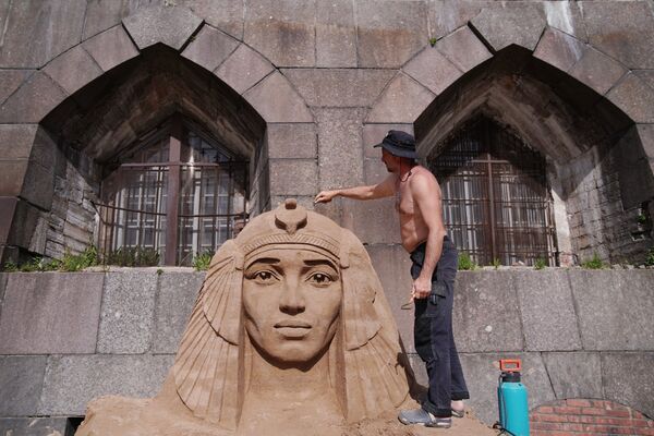 Мастер работает над скульптурой во время подготовки к открытию фестиваля песчаных скульптур в Санкт-Петербурге