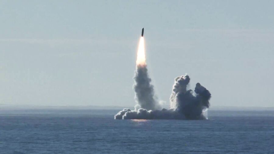 Запуск ракеты Булава по полигону Кура с подводного крейсера Юрий Долгорукий в Белом море