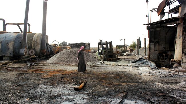Разрушенный нефтеперерабатывающий завод в Сирии. Архивное фото