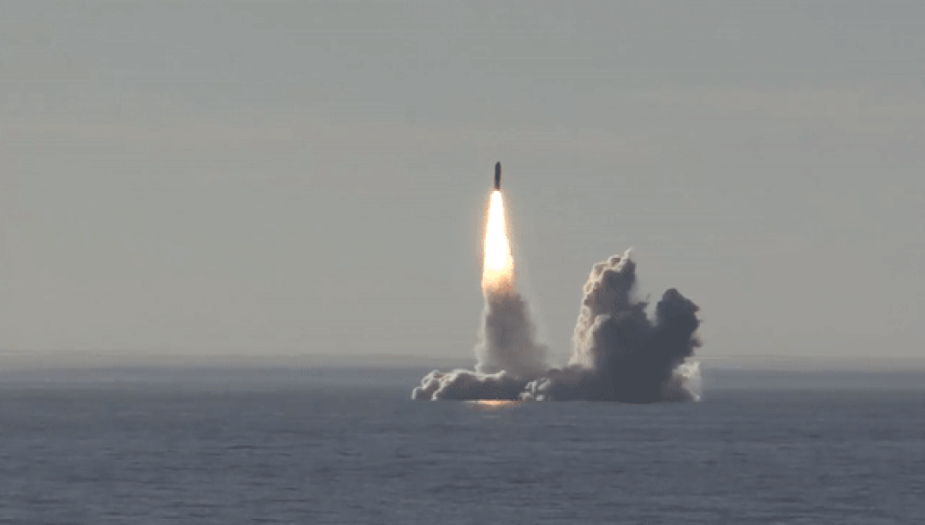 Запуск ракет Булава в Белом море (gif)