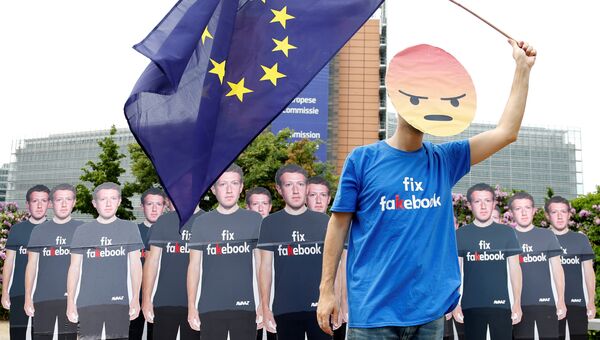 Акция протеста перед началом встречи главы Facebook Марка Цукерберга с лидерами Европейского парламента в Брюсселе, Бельгия. 22 мая 2018