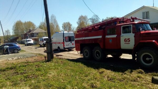 Пожарные ликвидируют последствия хлопка газовоздушной смеси в городе Ревда, Свердловской области. 23 мая 2018