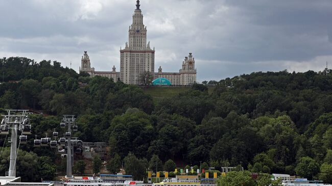 Вид на главное здание Московского государственного университета имени М. В. Ломоносова. Архивное фото