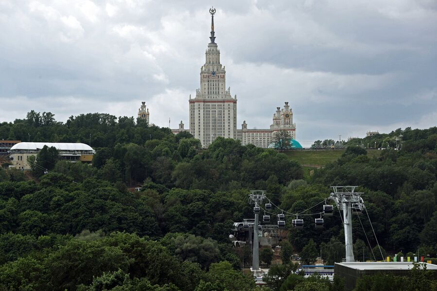 Вид на главное здание Московского государственного университета имени М. В. Ломоносова