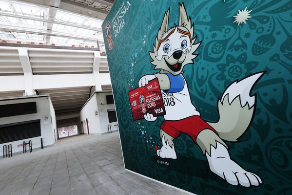 Баннер с изображением символа чемпионата мира по футболу ФИФА-2018 волка Забиваки в подтрибунном помещении БСА Лужники в Москве