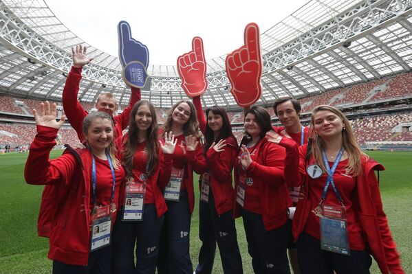 Волонтеры на поле Большой спортивной арены Лужники в Москве