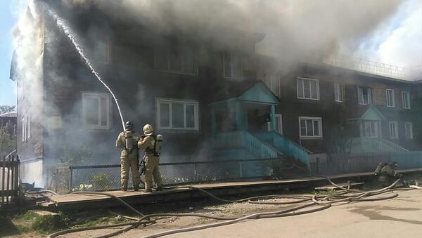 Сотрудники МЧС во время ликвидации пожара в жилом доме на улице Мебельщиков в Кирове. 23 мая 2018