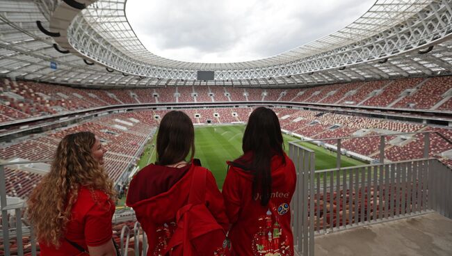 Волонтеры на Большой спортивной арене Лужники в Москве, где пройдут матчи чемпионата мира по футболу 2018 года