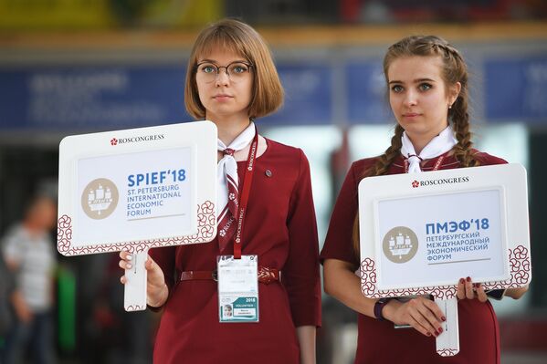 Волонтеры встречают участников Петербургского международного экономического форума на Московском вокзал в Санкт-Петербурге
