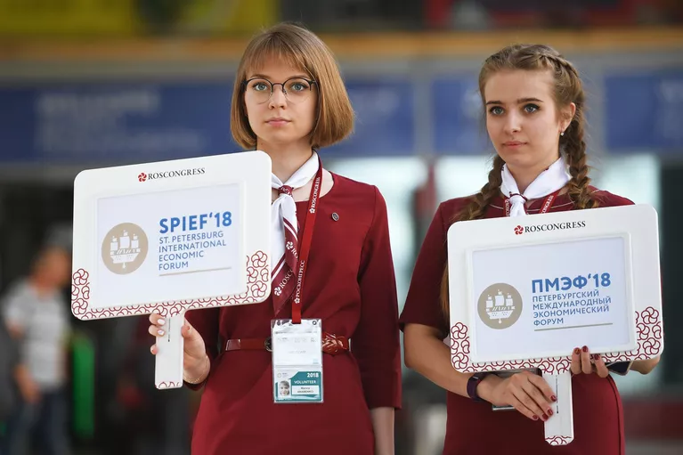 Волонтеры встречают участников Петербургского международного экономического форума на Московском вокзал в Санкт-Петербурге Волонтеры встречают участников Петербургского международного экономического форума на Московском вокзал в Санкт-Петербурге