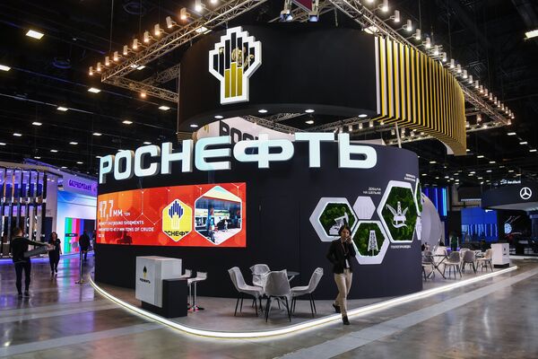 Павильон компании Роснефть в конгрессно-выставочном центре Экспофорум накануне открытия Санкт-Петербургского международного экономического форума