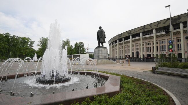 Фонтан и памятник В. И. Ленину у Большой спортивной арены Лужники в Москве