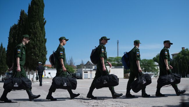 Призывники готовятся к отправке на службу. Архивное фото