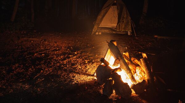 Костер у палатки в лесу