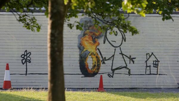 Граффити британского художника Бэнкси на стене начальной школы в Бристоле, своем родном городе